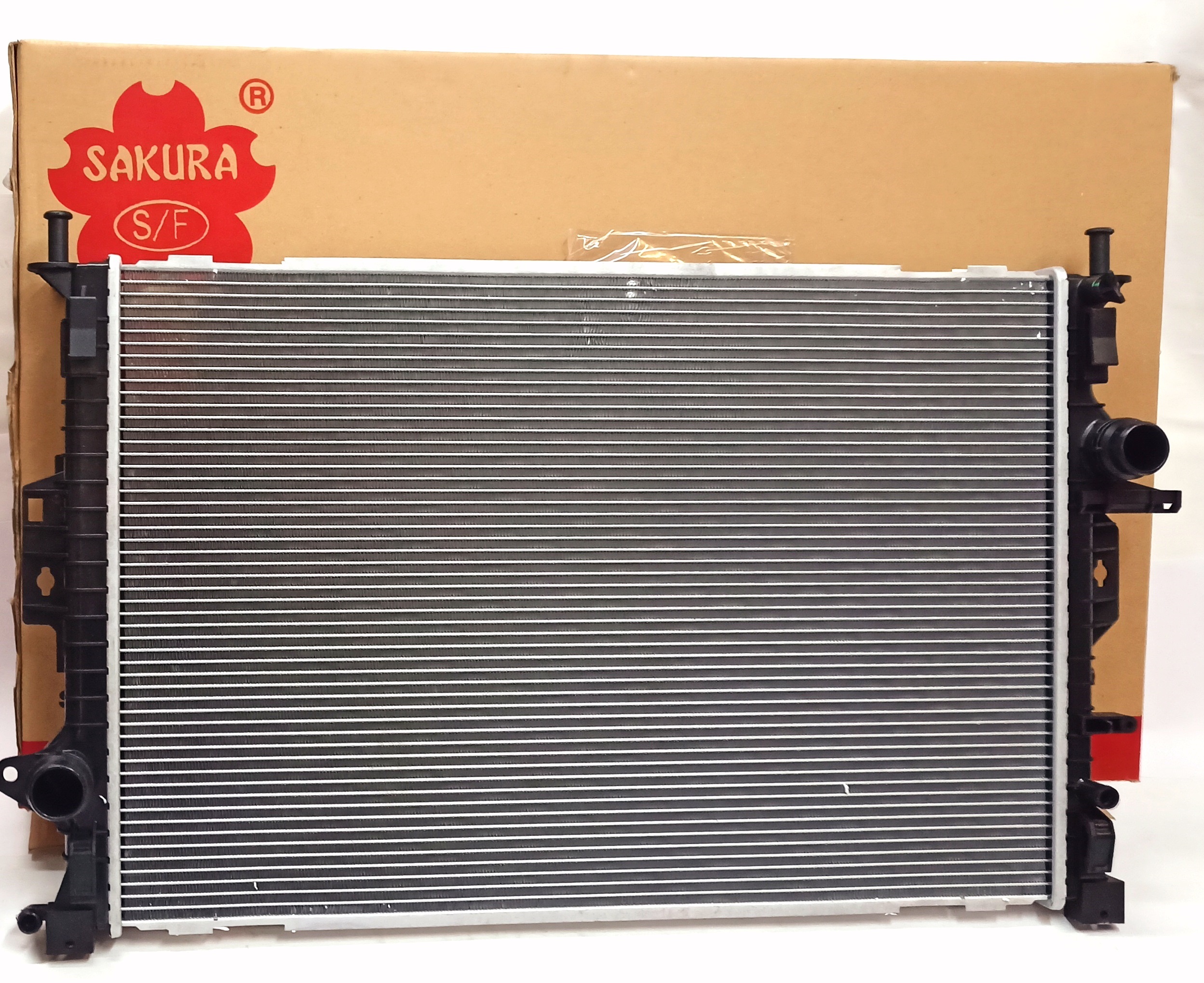 Радиатор охлаждения двигателя  3.2/2,2D/2,0 АКПП (LR039530||SAKURA)
